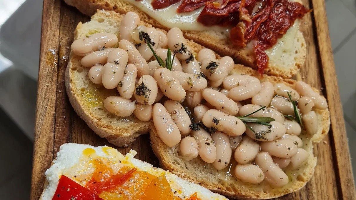 Piatti tipici toscani durante una degustazione per gli ospiti del matrimonio