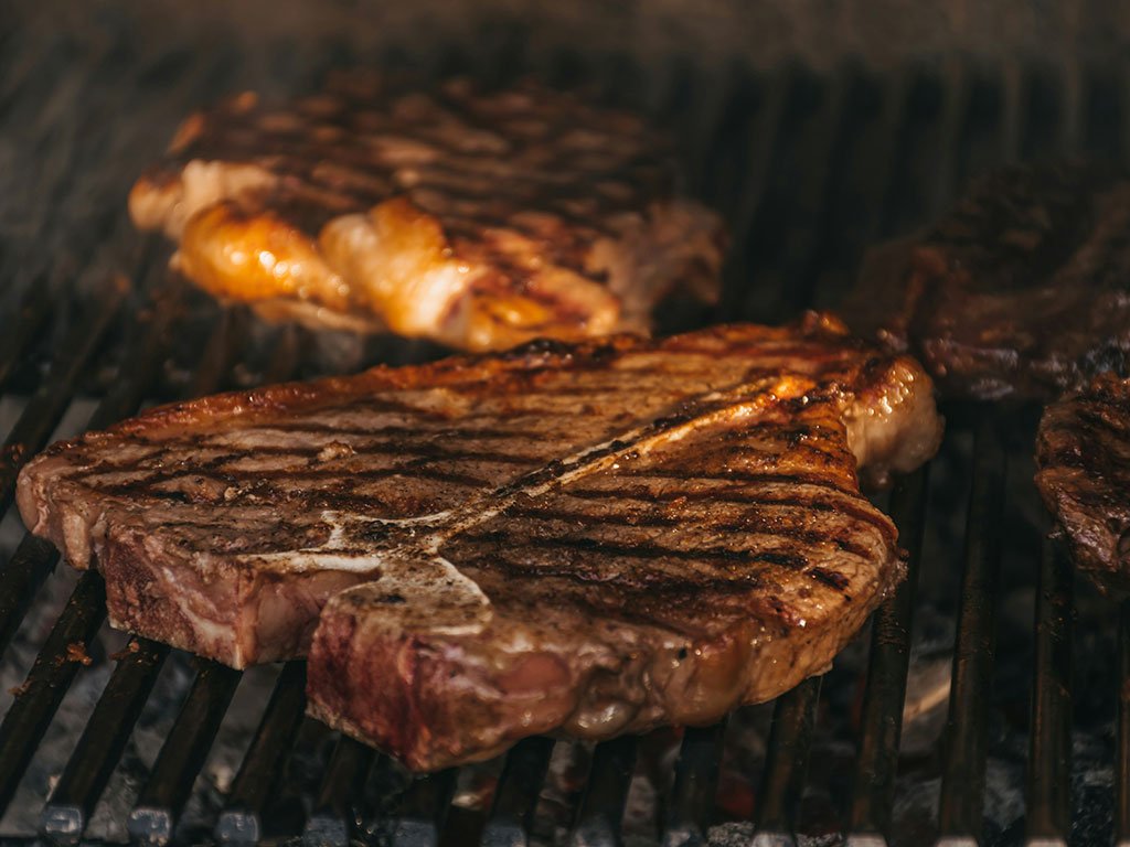 Tagliata di manzo e arista di maiale servite in agriturismo a Volterra